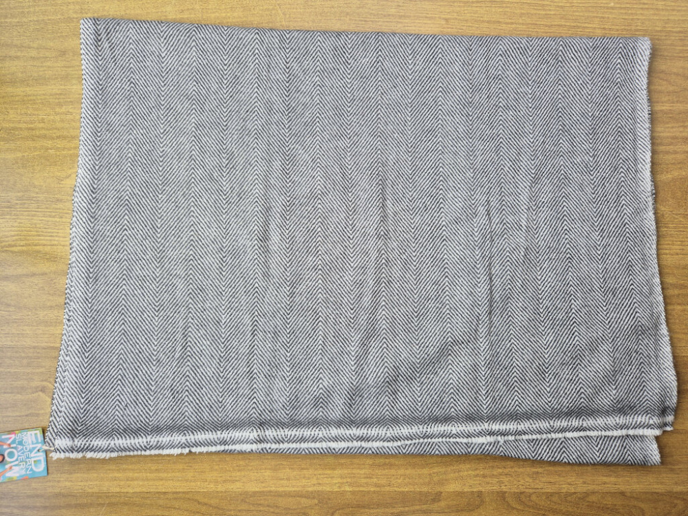 Handgewebter Kaschmir-Stola in Anthrazit & Weiß mit Fischgrät-Webmuster – LWH Nepal